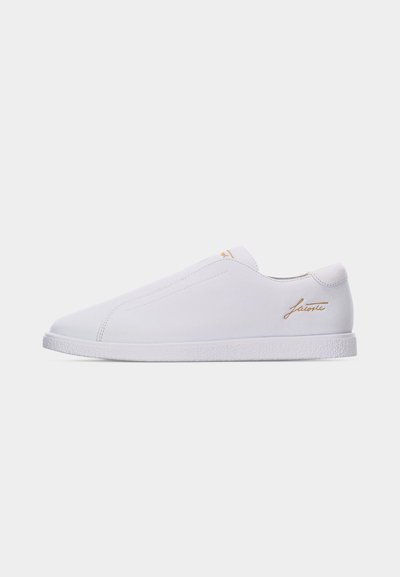 Бели ниски кецове Lacoste с бродерия на златно лого отстрани и на езици, горна част от гладка кожа и текстурирана гумена подметка.