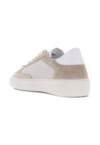 Sneaker in scamosciato grigio e rete bianca con un corpo testurizzato, suola piatta in gomma bianca e allaccio frontale. Il retro presenta un accento in pelle bianca.