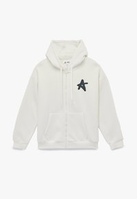 Sudadera blanca con cremallera, hecha de una tela suave, con un gran bolsillo delantero y capucha ajustable con cordón. Presenta un logotipo negro en forma de estrella en el pecho.