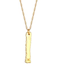 Goldene Halskette mit gedrehter Kette und einem rechteckigen Anhänger mit strukturierter Oberfläche und gravierten Details, einschließlich eines Stempels.