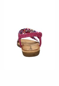 Verstelbare roze geweven sandalen met een zachte beige binnenzool en een gestructureerde rubberen buitenzool. Het bloemenpatroon op de band benadrukt het ontwerp.