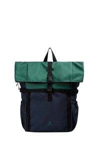 Mochila tipo roll-top en un azul marino oscuro y verde, hecha de tejido texturizado. Cuenta con un hebilla en el frente, bolsillos laterales y un asa superior para llevar.