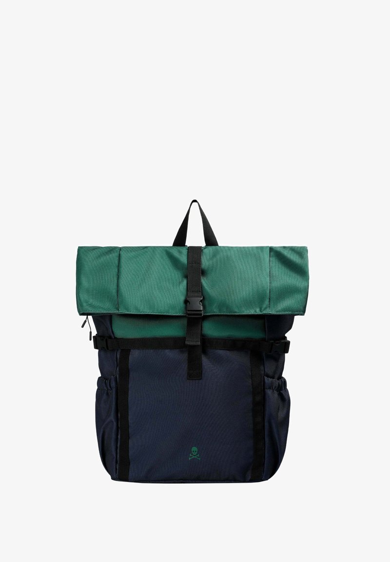 Mochila tipo roll-top en un azul marino oscuro y verde, hecha de tejido texturizado. Cuenta con un hebilla en el frente, bolsillos laterales y un asa superior para llevar.