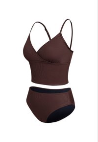 Bañador de dos piezas marrón oscuro con textura acanalada, top de escote en V cruzado y braguita de bikini de talle alto, mostrado sobre un fondo blanco.