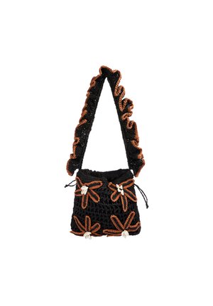 Bolso de mano negro de crochet con correa fruncida, decorado con motivos de flores naranjas y pequeños detalles de conchas blancas.