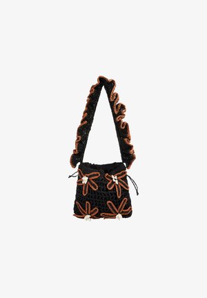 Bolso de mano negro de crochet con correa fruncida, decorado con motivos de flores naranjas y pequeños detalles de conchas blancas.