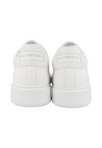 Sneaker in pelle bianca con finitura liscia, dotate di un colletto imbottito e logo "La Martina" in rilievo sul tallone. Suola spessa bianca.