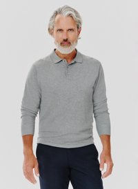 Jasnoszara, długiego rękawa koszulka polo z kołnierzykiem, trzema guzikami i prążkowanymi mankietami, w połączeniu z ciemnymi spodniami. Gładka tekstura, dopasowany krój.