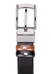 Czarny i brązowy skórzany pasek z srebrną metalową klamrą. Klamra ma prostokątny kształt, polerowane wykończenie oraz mechanizm zawiasowy.