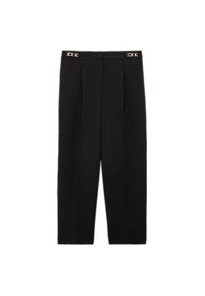 Pantalon noir ajusté et raccourci avec plis avant et détails de boucles dorées sur la ceinture, présenté sur un fond blanc.