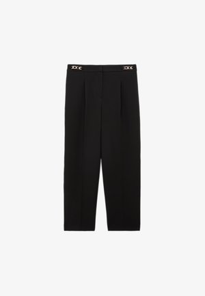 Pantalon noir ajusté et raccourci avec plis avant et détails de boucles dorées sur la ceinture, présenté sur un fond blanc.
