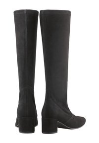 Para czarnych zamszowych botków do kolan na słupku, pokazanych z tyłu i z boku na białym tle.