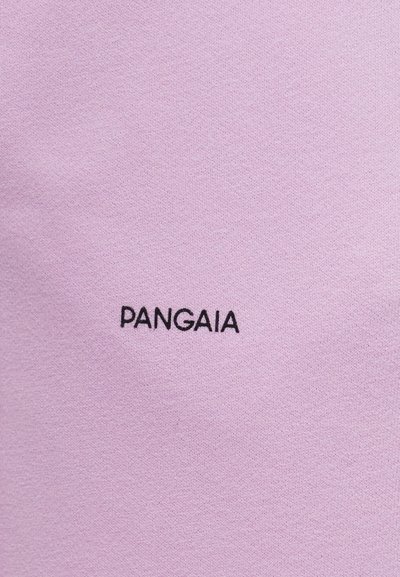 Miękka różowa tkanina z wyhaftowanym na środku napisem "PANGAIA" małymi, czarnymi wielkimi literami.