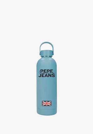 Botella de agua de metal azul claro con asa, con el logo "PEPE JEANS" en negro y una bandera británica cerca de la base.