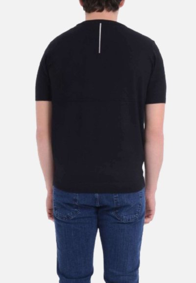 Maglietta nera a maniche corte con collo a giro, caratterizzata da una cucitura dritta sul retro e una striscia verticale riflettente per migliorare la visibilità.