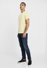 Lacoste T-shirt básica - napolitan yellow