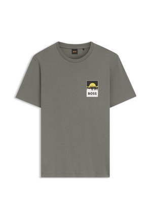 Rövid ujjú szürke-zöld póló kerek nyakkivágással, az elején apró grafikával: sárga nap fekete hegyek felett és "BOSS" felirat.