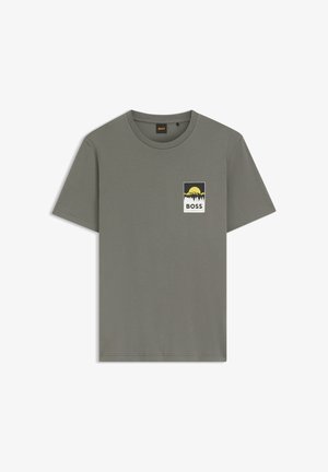 Rövid ujjú szürke-zöld póló kerek nyakkivágással, az elején apró grafikával: sárga nap fekete hegyek felett és "BOSS" felirat.