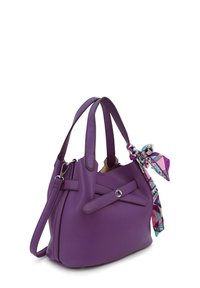 Paarse leren handtas met gestructureerd oppervlak, dubbele handvaten en een afneembare, gestreepte sjaalaccent. Heeft een rits en een binnenzak.