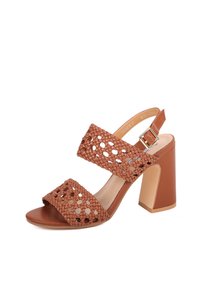 Sandalo con tacco in pelle intrecciata marrone, open toe, due fasce larghe e tacco a blocco. Presenta una fibbia laterale per la regolazione.