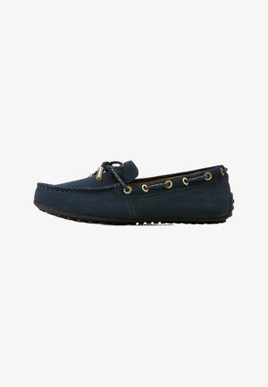 Marineblaue Bootsschuhe aus Wildleder mit goldenen Ösen, strukturierten Schnürsenkeln und einer flachen Gummisohle. Verfügt über ein geflochtenes Detail vorne.