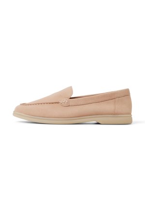 Lyserød ruskind loafers med rundet tå, enkel syningsdetalje og en lyseladet gummisål, der har en glat tekstur og minimalistisk design.