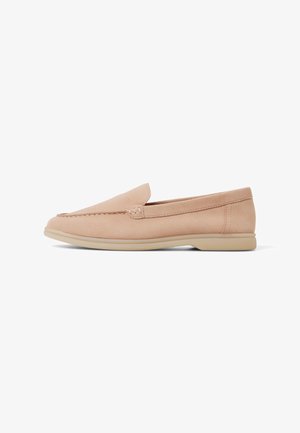 Hellrosa Wildleder-Loafers mit runder Spitze, schlichten Nähten und einer hellbraunen Gummisohle, die eine glatte Textur und ein minimalistisches Design aufweisen.