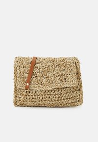 Borsa a mano in paglia intrecciata, forma rettangolare, colore beige chiaro, con una tracolla in pelle marrone e una patella ripiegabile. Superficie testurizzata con dettagli intricati.