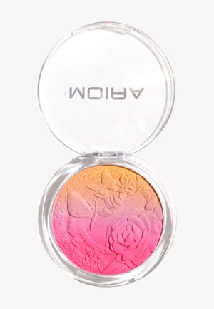 Kompakt blush med præget sommerfugl- og blomsterdesign, med gradientfarver fra orange til pink i en klar rund etui.