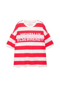 Rot-weiße, horizontal gestreifte Kurzarmbluse mit dem Text "MENTALLY ELSEWHERE" in zartem Rosa auf der Brust.