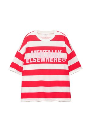 Rot-weiße, horizontal gestreifte Kurzarmbluse mit dem Text "MENTALLY ELSEWHERE" in zartem Rosa auf der Brust.