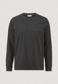 Schwarzes Langarm-T-Shirt aus Baumwolle. Hat einen runden Halsausschnitt, aufgeschlagene Ärmel und eine glatte Textur ohne sichtbare Muster oder Akzente.
