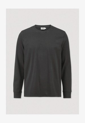 Schwarzes Langarm-T-Shirt aus Baumwolle. Hat einen runden Halsausschnitt, aufgeschlagene Ärmel und eine glatte Textur ohne sichtbare Muster oder Akzente.