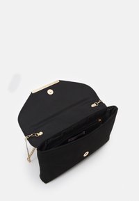 Černé látkové psaníčko se zlatým magnetickým zapínáním, řetízkovým popruhem a vnitřní kapsou na zip pro bezpečné uložení.