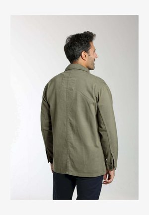 Veste-chemise vert olive avec col, poignets à boutons et une poche arrière unique. Fabriquée en tissu robuste avec une texture lisse.