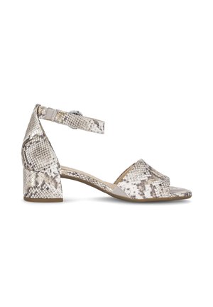 Dameszandalen met lage blokhak en enkelbandje in beige en grijs slangenprintpatroon, open teen en achterkant, zijaanzicht.