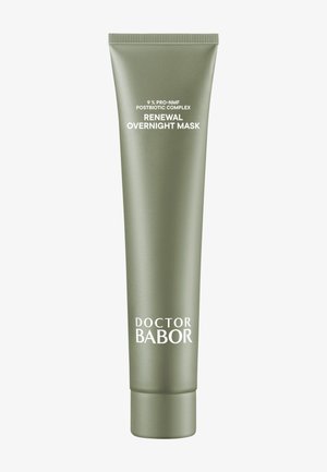 Tube verte avec une finition mate. L'étiquette indique "DOCTOR BABOR RENEWAL OVERNIGHT MASK," avec un texte blanc. Capuchon lisse et arrondi en bas.