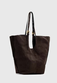 Bolsa tote em camurça castanha com um design amplo e aberto, apresentando duas alças ajustáveis em couro preto e detalhes em metal dourado.