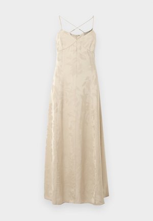 Vestido largo de satén beige con un sutil patrón floral y finos tirantes cruzados en la espalda.
