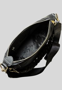 Borsa in pelle nera con chiusura a zip, tracolla intrecciata e interno foderato in satin con motivo logo. Accessori in tonalità oro.