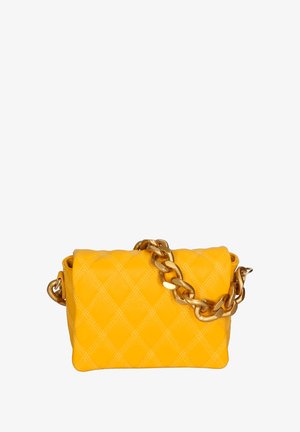 Sac à main en cuir matelassé jaune avec rabat, doté d'une grande anse chaîne en métal doré et de détails de couture en motif losange.