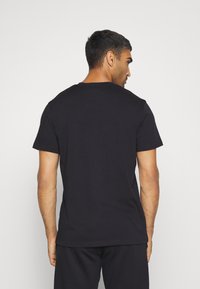 Under Armour LOGO HEAVYWEIGHT - Navadna majica - black/white