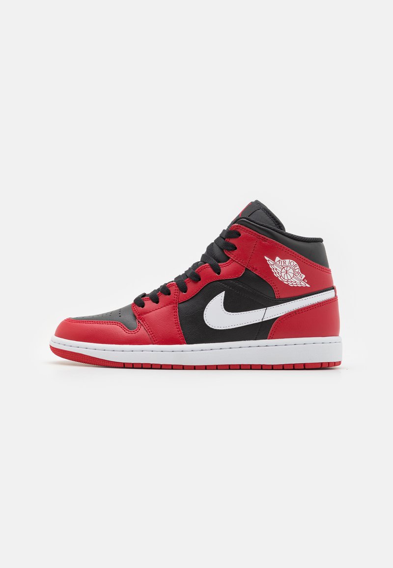 High-Top Sneaker aus rotem und schwarzem Leder, mit weißen Akzenten und einem gepolsterten Kragen. Schnürdesign mit einer Gummisohle und Logo-Detail.