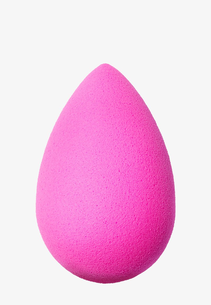 Roze makeup spons met een traanvorm, zachte textuur en een licht poreus oppervlak, ontworpen voor het soepel mengen van makeup.