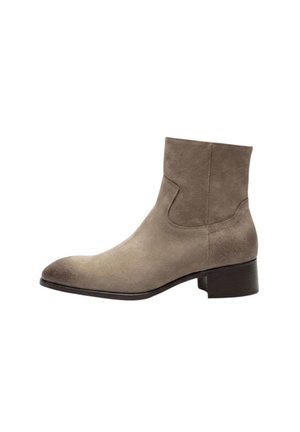 Stivaletto alla caviglia in suede marrone chiaro con tacco basso a blocco e punta appuntita, vista laterale su sfondo bianco.
