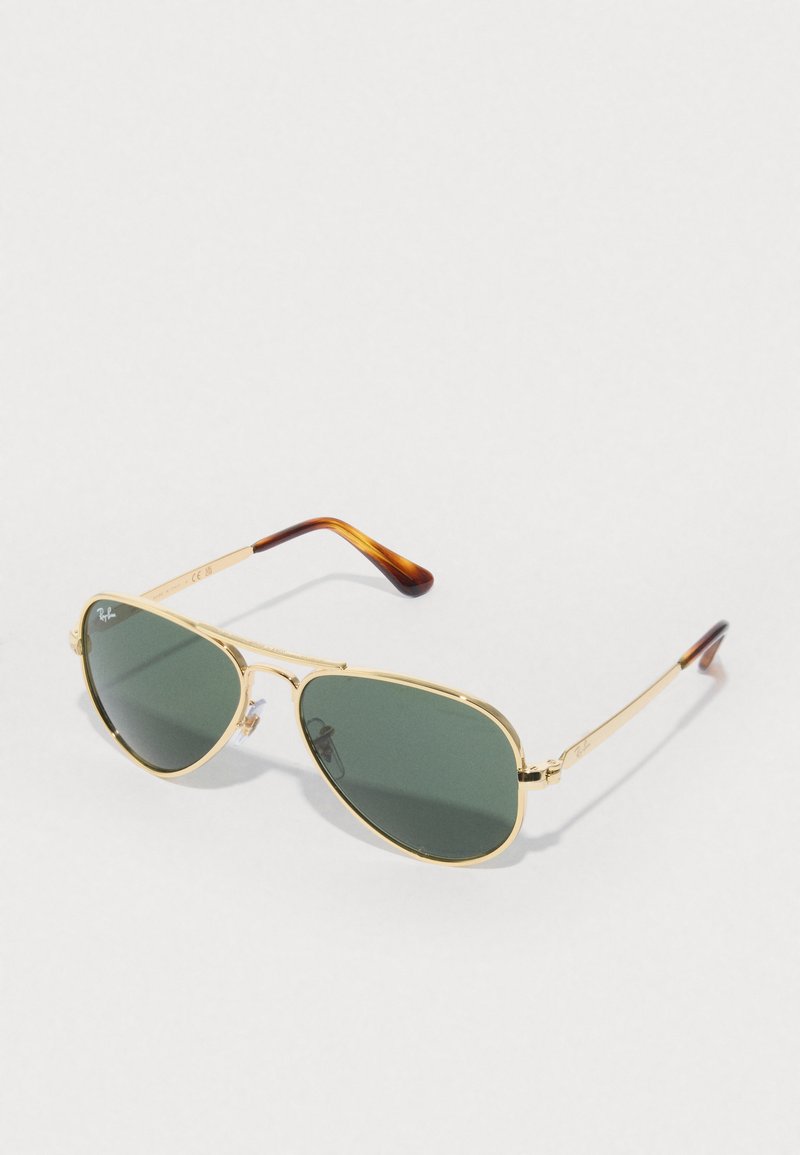 Occhiali da sole aviator con lenti verde tinto, montatura in metallo dorato e punte in tartaruga marrone. Presentano un design leggero e naselli regolabili.