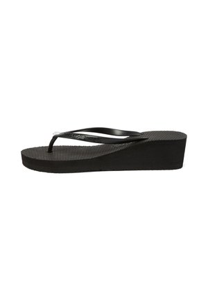 Infradito zeppa nera con soletta texturizzata e sottili cinturini in gomma su sfondo bianco, vista laterale.