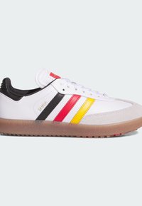 Hvid Adidas Samba sneaker med sorte, røde og gule striber, gummisål og ruskindståkappe, vist i sideprofil på en ensfarvet baggrund.