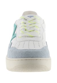 Sneaker bianco e azzurro chiaro con tomaia in pelle liscia, punta perforata e accenti in suede testurizzato. Presenta lacci giallo neon e suola in gomma.