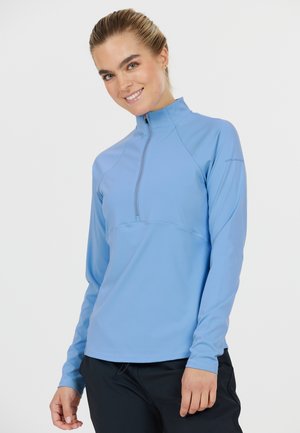 Hellblauer Langarmpullover mit einem Viertelreißverschluss am Halsausschnitt, glatter Textur und slim Fit, mit einem dezenten Logo auf dem Ärmel.
